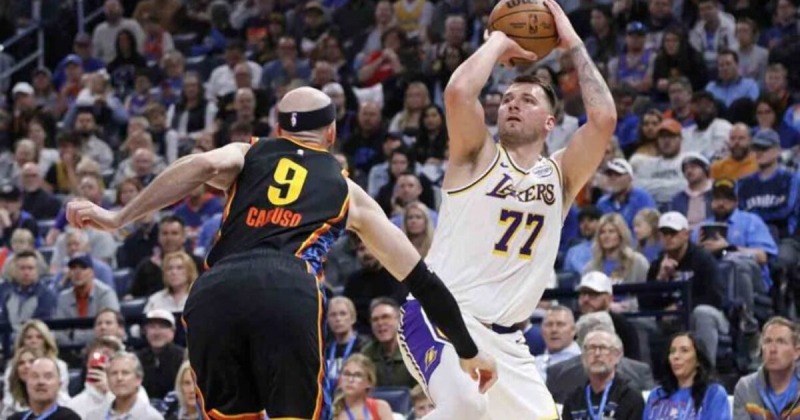 «Лейкерс» забросили 22 трехочковых в матче с «Тандер». Это клубный рекорд сезона