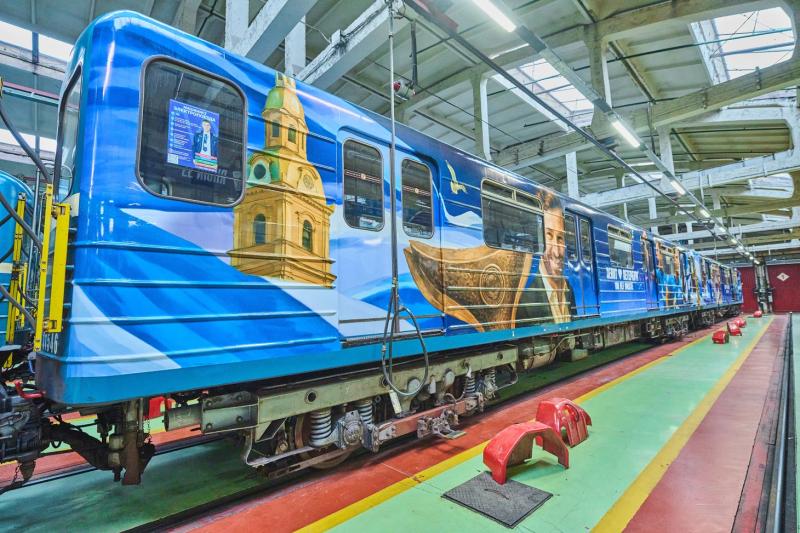 «Зенит» представил поезд метро, посвященный столетию клуба. На нем изображены легенды клуба, оформление вагонов посвящено разным эпохам в истории сине-бело-голубых