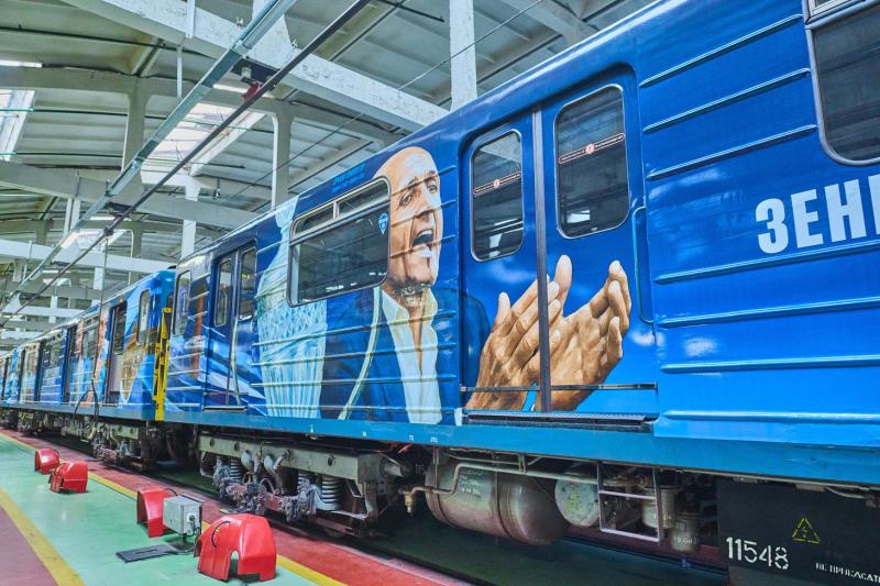 «Зенит» представил поезд метро, посвященный столетию клуба. На нем изображены легенды клуба, оформление вагонов посвящено разным эпохам в истории сине-бело-голубых