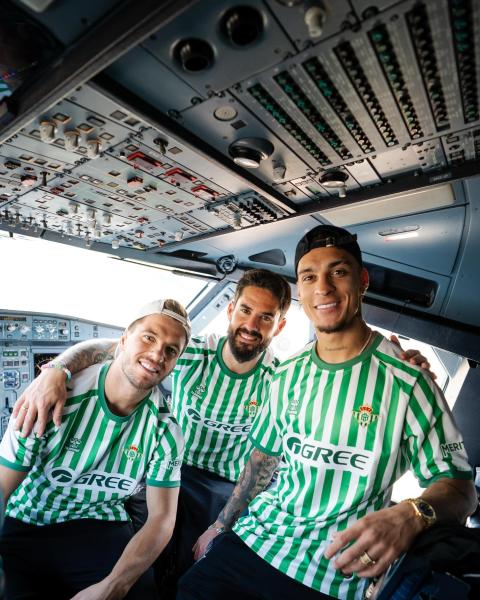 «Бетис» представил форму для финала Лиги конференций. Антони поучаствовал в презентации