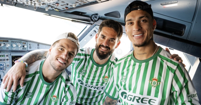 «Бетис» представил форму для финала Лиги конференций. Антони поучаствовал в презентации